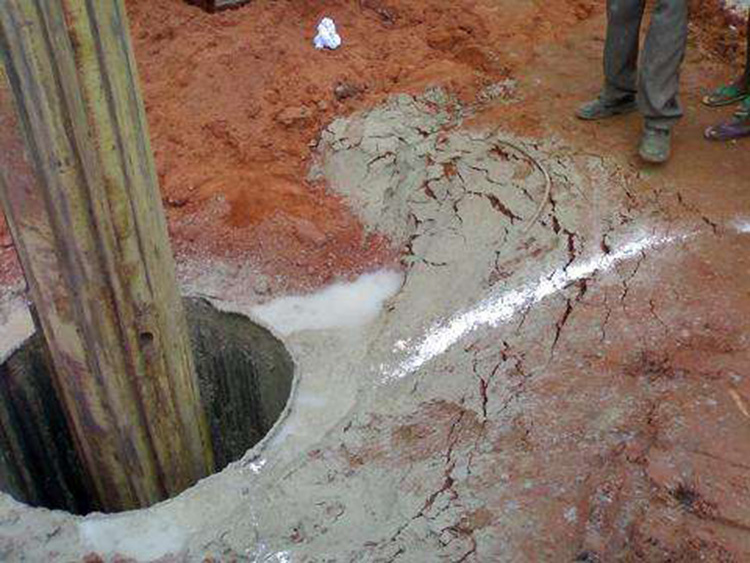 旋挖钻机施工为防止塌方安装护筒的图片